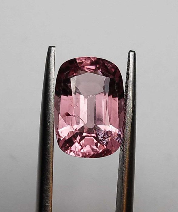 Стилен шпинел в изискан Падпараджа цвят 3.68кт.! Нов!