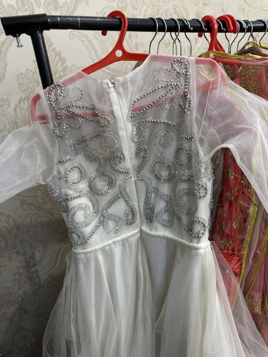 Продоётся белое вечернее платье