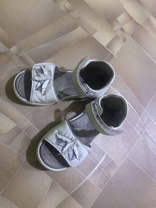 Продам сандали в садик