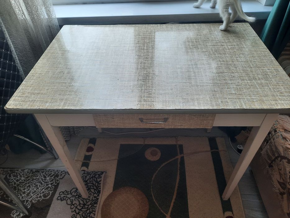 Продам стол кухонный