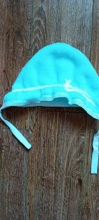 Yangi tug'ilgan qizaloqlaga shapkalar