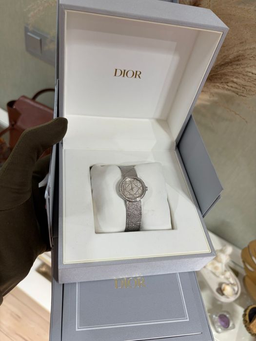 Женские часы Dior в роскошном дизайне