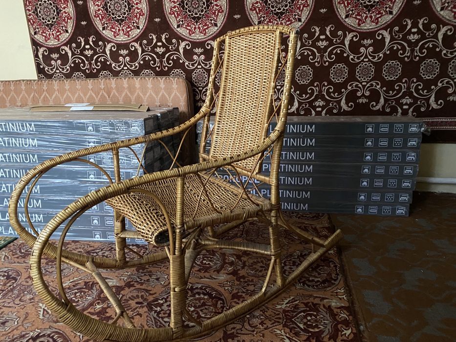 Ретро. Кресло- качалка, телевизор, проигрыватель