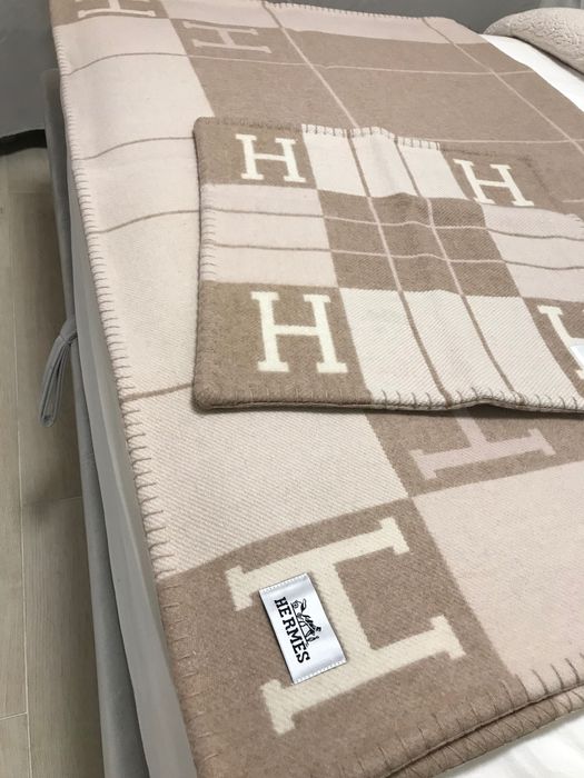 Hermes одеяло и възглавница