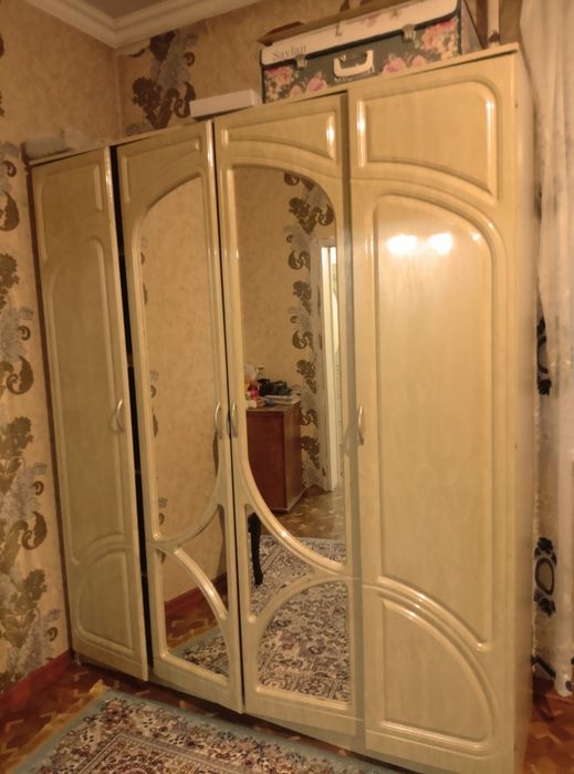 Двери стол стулья кухня