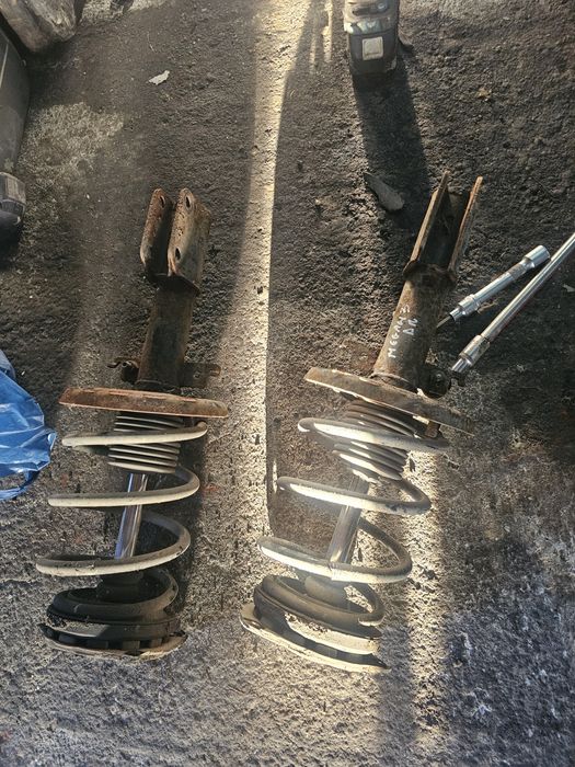 Amortizor cu arc și flansa dreapta  stanga fata renault megane 3 dupa