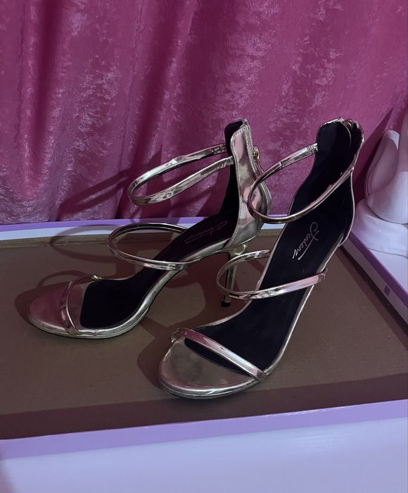 Златисти сандали с висок ток