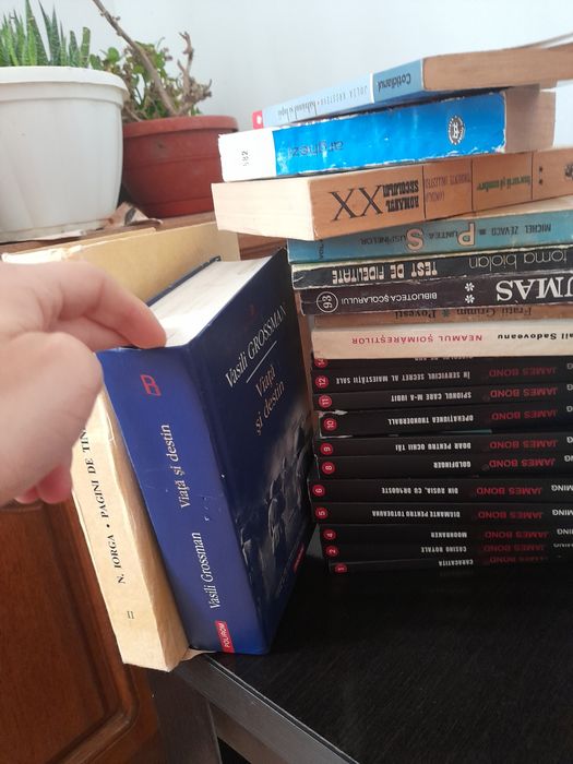 aproximativ 80 de carti vechi în stare bună