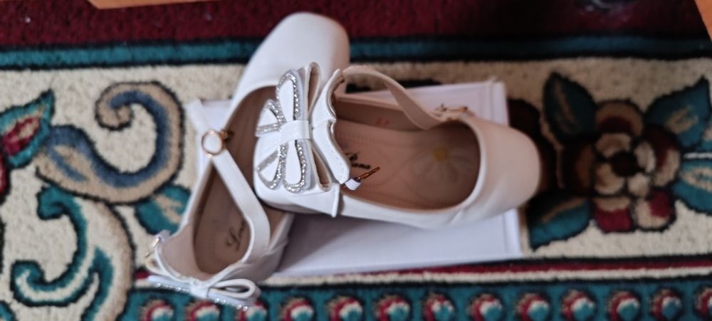 Нарядные белые туфли для девочки
