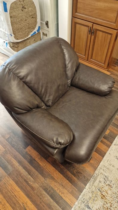 Продавам 2 дивана и едно кресло!