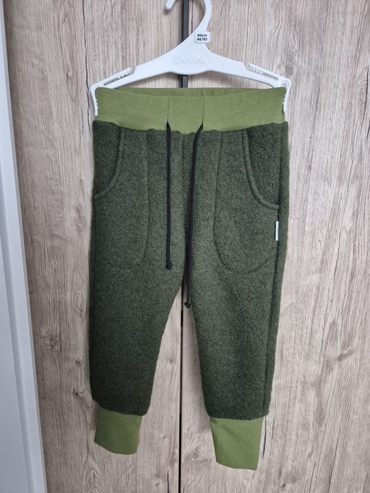 Pantaloni din lână fiartă, noi
