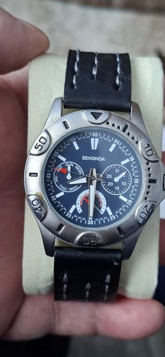 SECONDA ceas de mînă bărbătesc cu baterie și curea din piele.
