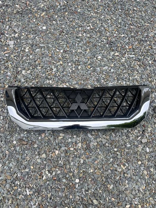 Решетка радиатора Монтеро Спорт