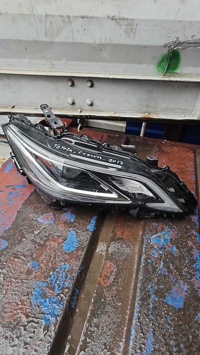 Правой фара на Toyota Crown 2017 год