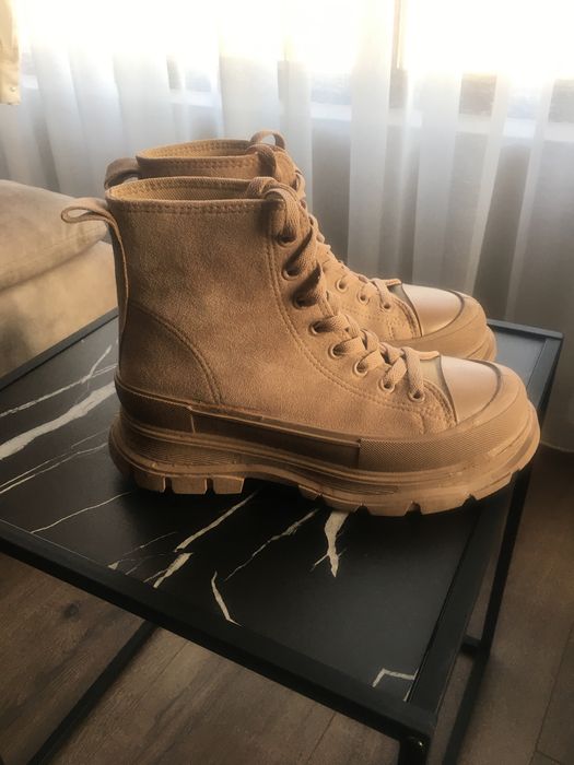 Боти , удобни и леки , много актуални, съчетават се с много цветове