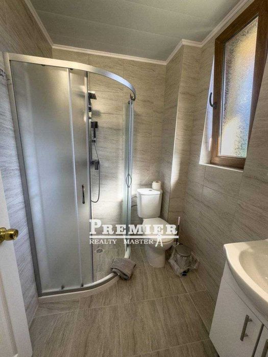 Продава се напълно оборудвана и обзаведена двуетажна къща