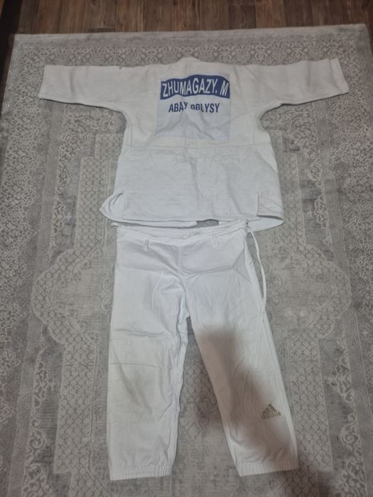 Белое кимоно адидас для дзюдо