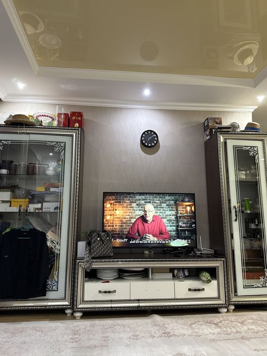 Продам гостинный шкаф