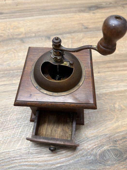 Vand rasnita de cafea/nuci veche din lemn (rasnita,cafea,boabe,vintage