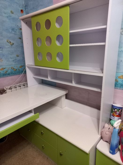 Голямо бюро с шкафове и Легло за детска стая