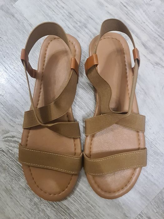 Босоножки новые 39	-40