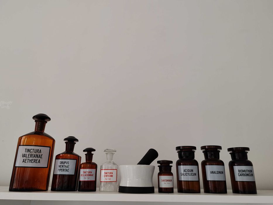 Аптечна вазария, стъклени банки