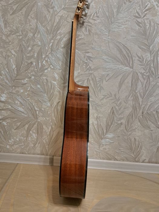 Продам классическую гитару.