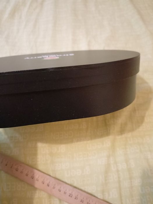 Овальная коробочка черного цвета