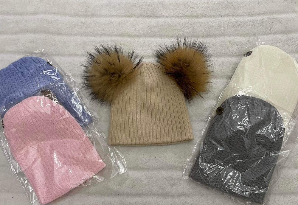 Детски шапки с две естествени пухчета