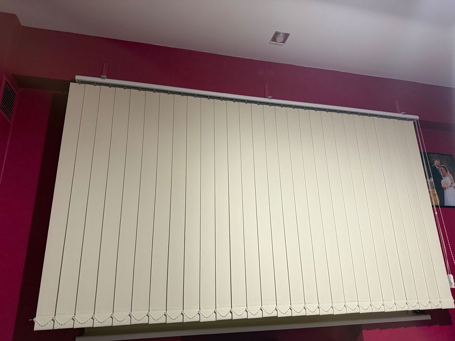 Вертикални щори в светъл цвят