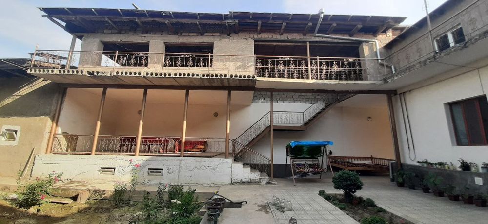 Жиззах шахрида жойлашганТурар жой ховли