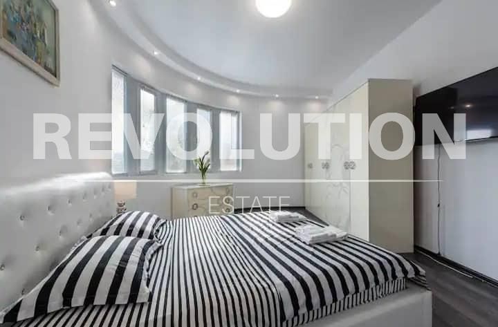 Дава се под наем Тристаен апартамент в Варна, Център - 110 кв.м за 897.6 € - Снимка #2