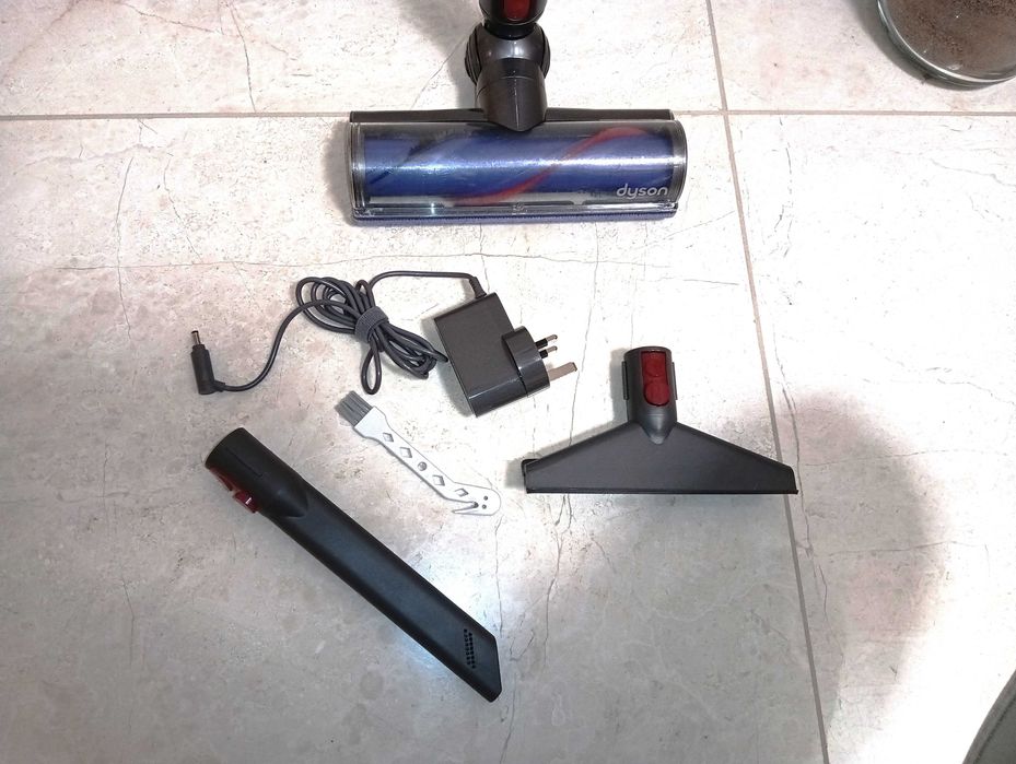 Отлична безжична Dyson V7 прахосмукачка с нова батерия и аксесоари