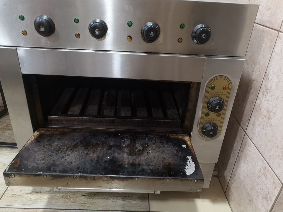 Продам духовой шкаф с плиткой