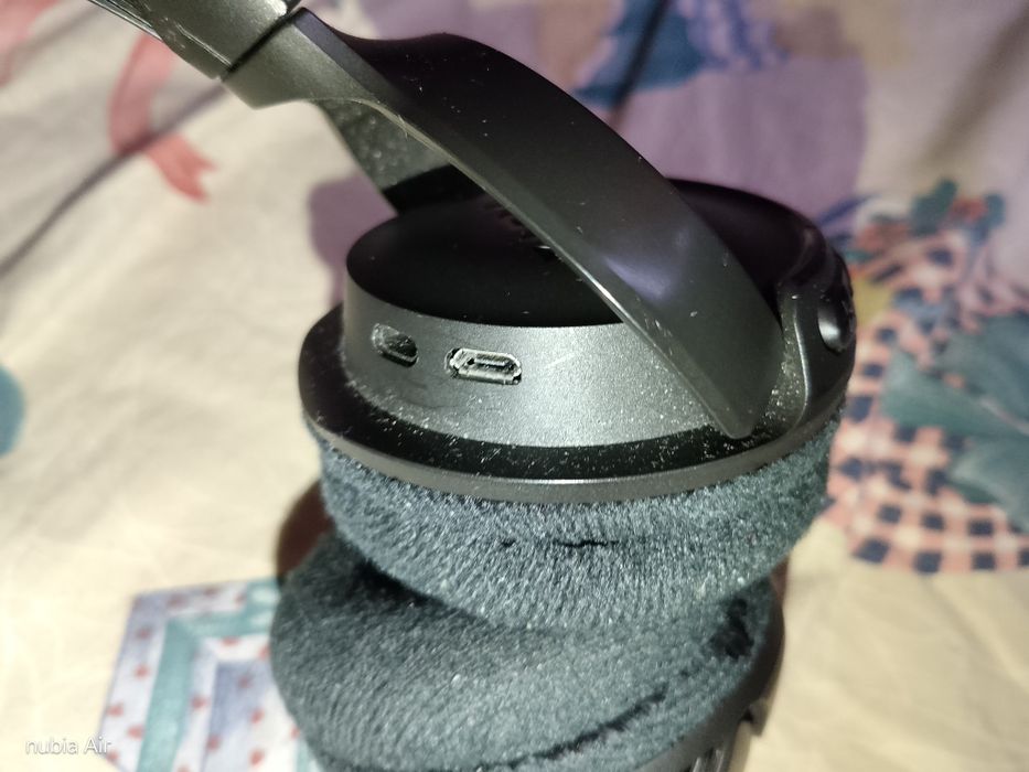 Căști JBL originale,perfect funcționale,acumulatorul durează o zi,ok