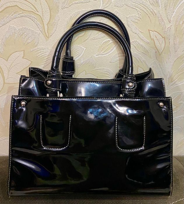 Женская лаковая сумочка