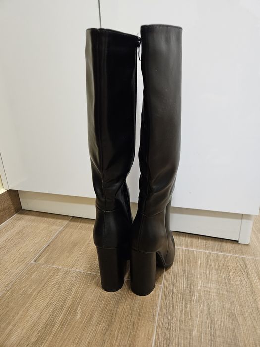 Елегантни черни кожени ботуши 36 номер. Чисто нови.