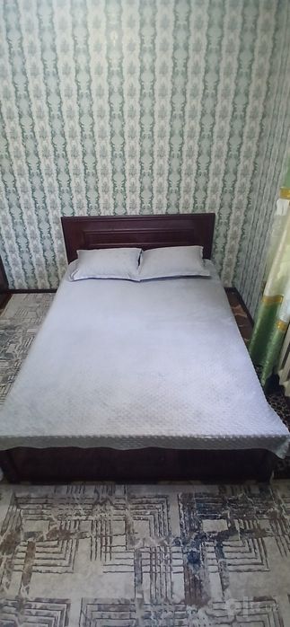 Spalniy divan +matrasi va 2ta tumbasi bilan sotaman. Xolati yaxshi.