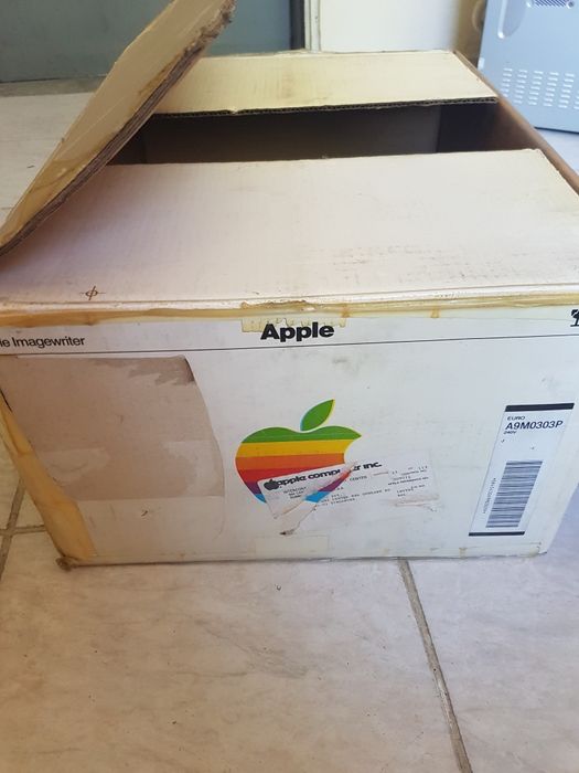 Продават се кутии от Apple устройства