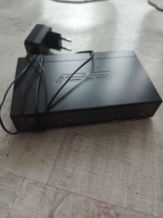Switch Asus GX-1008, 8 porturi RJ-45 x 100 Mbps. Perfect funcțional.