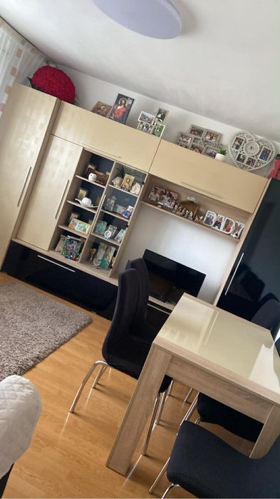 Vând apartament 4 camere , decomandat ,