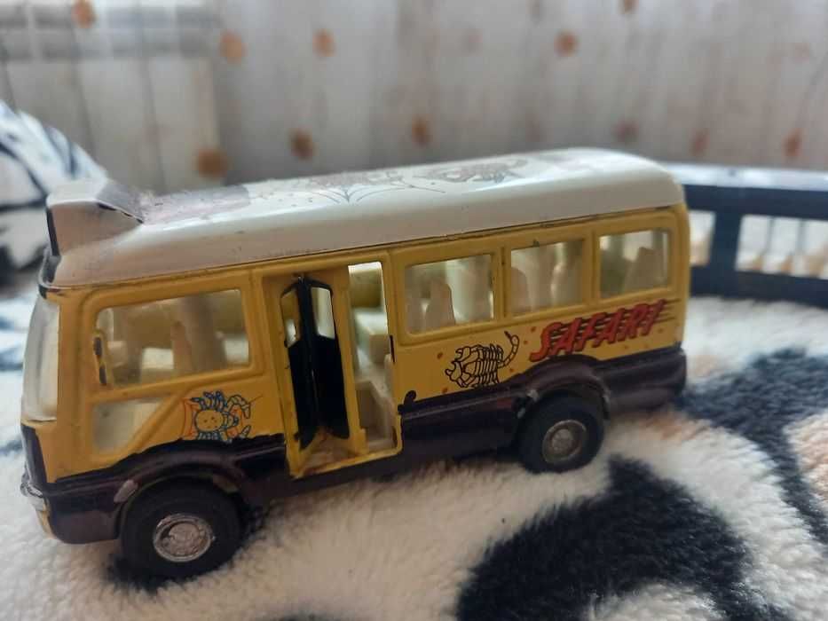 Автобус метален плюс още един пластмасов