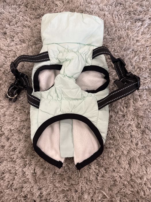 Jachetă pentru câini/pisici nouă