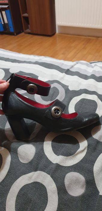 Pantofi cu baretă pe gleznă