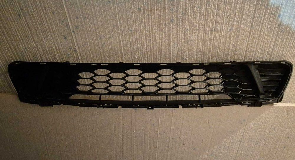 Долна решетка предна броня Kia Ceed година 2018 - 86561J7910