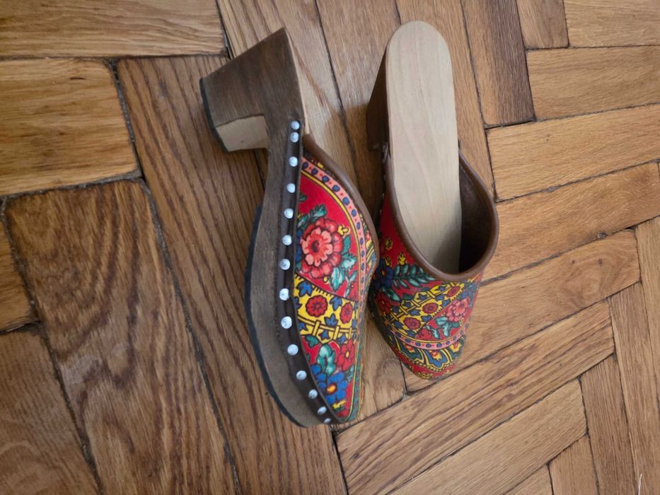 Saboti lucrati manual, lemn, piele, material textil