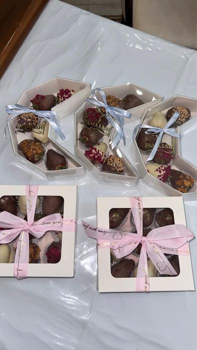 Клубника/финики/банан в шоколаде