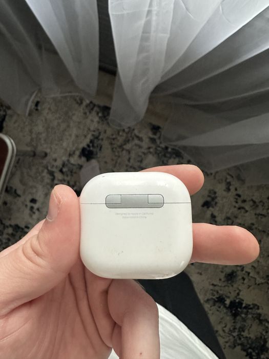 Airpods 4 кейс.
