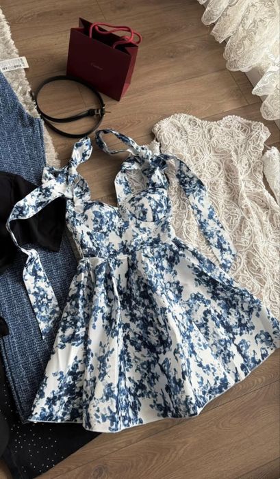 Продавам рокля подходяща за летни разходки и поводи