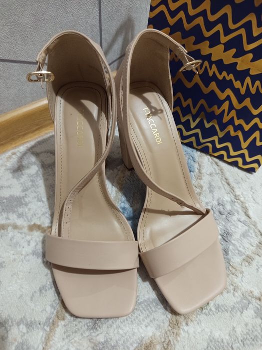 Босоножки и сандалии